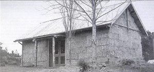 One Earth Issue No21 Straw bale house outside